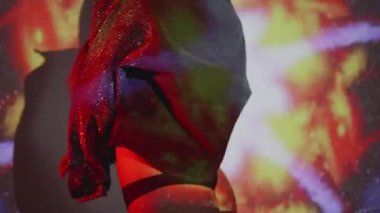 Kadın iç çamaşırı ve ceket ile öngörülen renkli desen ona dans closeup cesedi. Müzik, gece kulüpleri, gösterileri ve eğlence kavramı - ağır çekim video
