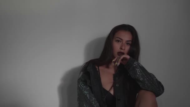 Retrato Mujer Lencería Chaqueta Posando Con Patrón Proyectado Ella Música — Vídeo de stock