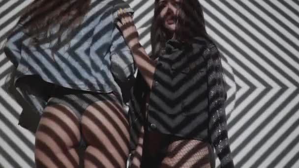 ランジェリーとジャケットに投影パターンとダンスの つの美しい女性 ナイトクラブ ショー エンターテイメントのコンセプト スローモーションのビデオ — ストック動画