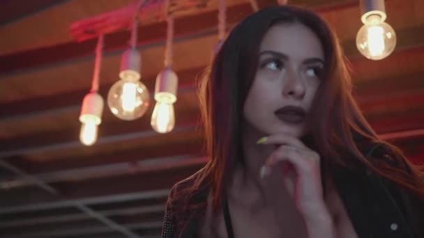 Seksi Esmer Kadın Çamaşırı Ceket Çubuğunda Poz Portresi Tabloda Lüks — Stok video