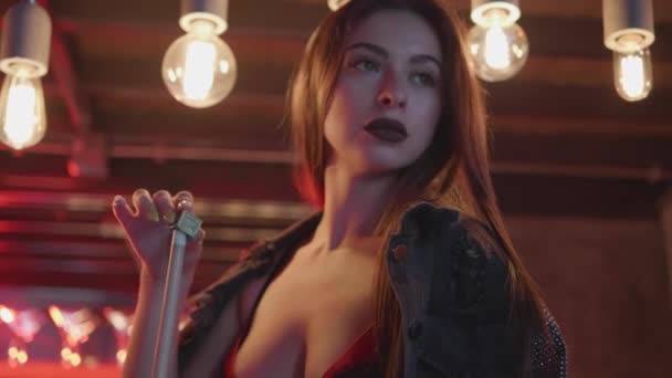 Портрет Сексуальной Брюнетки Нижнем Белье Пиджаке Потирая Киевую Палку Роскошном — стоковое видео