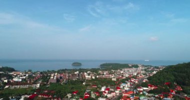 Kata Beach Phuket Hava dron görünümünü sırasında güzel güneşli bir gün, Tayland