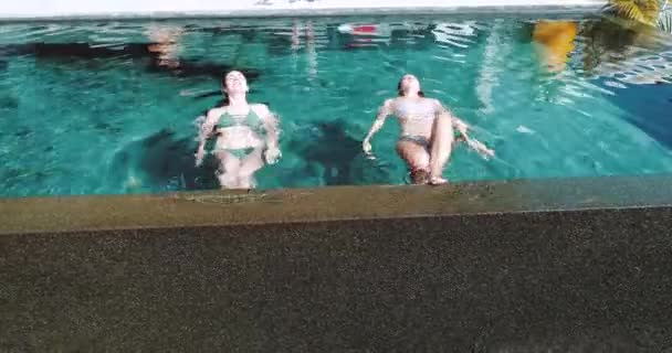 Jovens Mulheres Bonitas Biquíni Nadando Relaxando Piscina Livre Vídeo Câmera — Vídeo de Stock