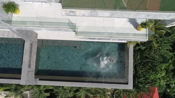 Vista Aérea Drone Duas Meninas Pulando Água Piscina Livre Vídeo — Vídeo de Stock