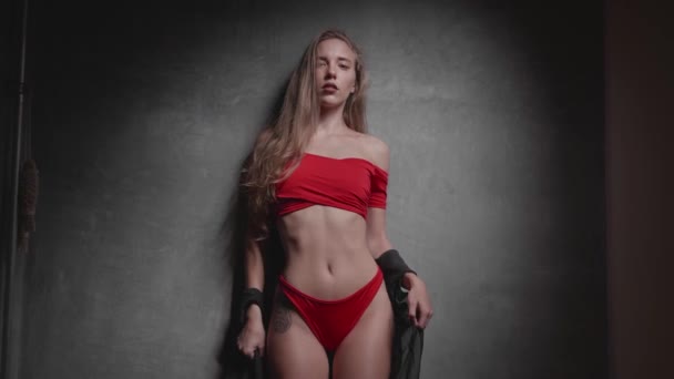 Gyönyörű Fiatal Összességében Pózol Mint Szürke Háttér Fekete Piros Bikini — Stock videók