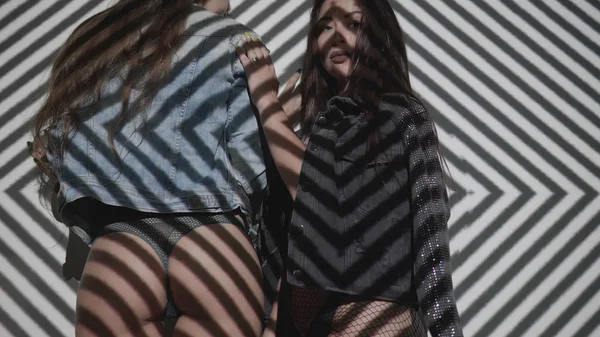 Zwei Schöne Frauen Dessous Und Jacke Posieren Mit Projizierten Mustern — Stockfoto
