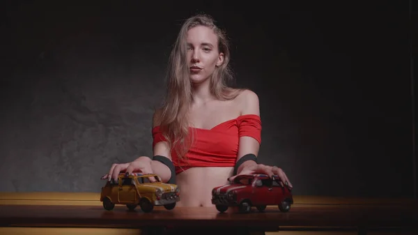 Mulher Loira Muito Jovem Topo Vermelho Brinca Com Carros Brinquedo — Fotografia de Stock