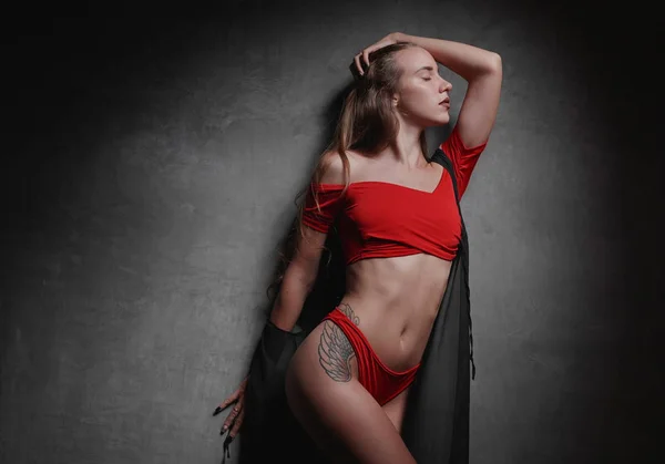 Vacker Ung Kvinna Röd Bikini Och Svart Övergripande Poserar Över — Stockfoto
