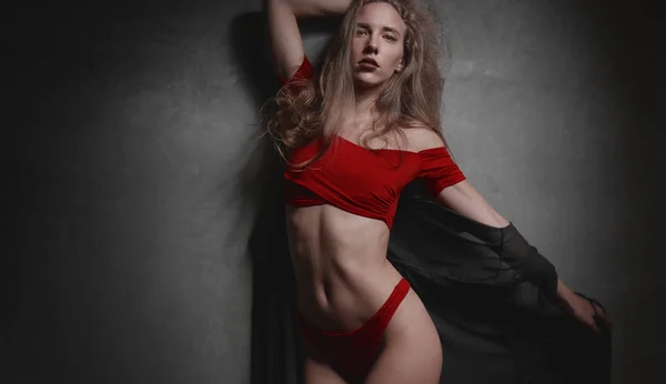 Gyönyörű Fiatal Összességében Pózol Mint Szürke Háttér Fekete Piros Bikini — Stock Fotó
