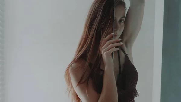 Retrato Bela Menina Cabelo Vermelho Lingerie Posando Perto Janela Bthroom — Fotografia de Stock