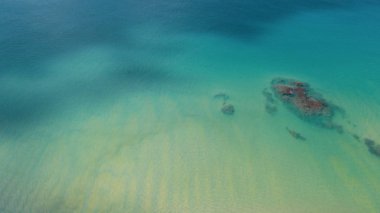 Şeffaf sığ su ve deniz okyanus yüzeyinin hava dron üstten görünüm