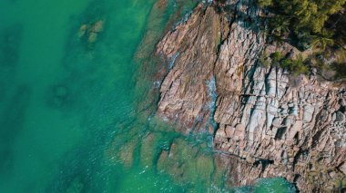 Şaşırtıcı kayalık ve yeşil sahil tropik adada hava dron üstten görünüm