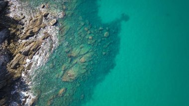 Şeffaf sığ su ve deniz okyanus yüzeyinin hava dron üstten görünüm 