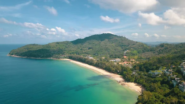 Drohnenaufnahme Der Wunderschönen Tropischen Insel Mit Sandstrand Und Grünen Bergen — Stockfoto