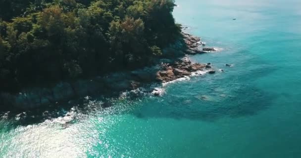 Pohled Shora Letecké Dron Úžasné Skalnaté Zelené Pobřeží Tropickém Ostrově — Stock video