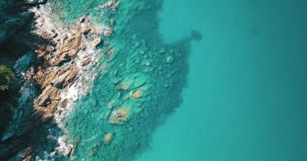 Csodálatos Sziklás Zöld Tengerpart Trópusi Szigeten Légi Drone Felülnézet — Stock videók