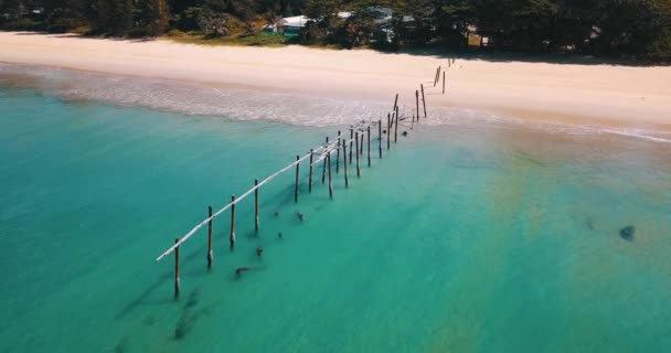 Aerial Drönarvy Trä Pålar Sticka Vattnet Havet Över Tropisk Stranden — Stockvideo