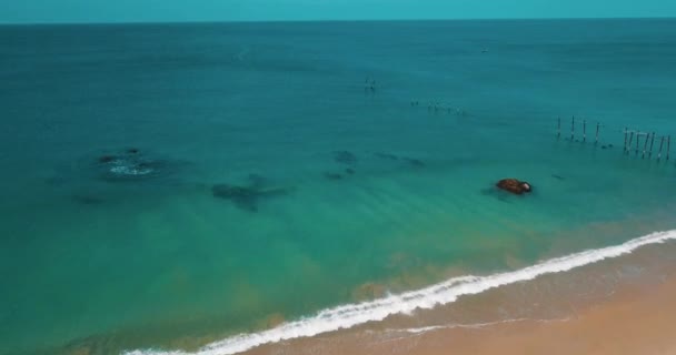 青い夏空を背景に山と海海の表面の透明な浅い水の空中ドローン平面図を出す — ストック動画