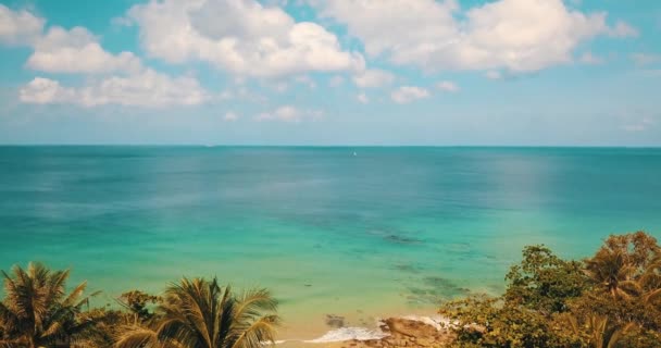 Drohnen Ansicht Von Holzpfählen Ragen Wasser Des Meeres Über Blauem — Stockvideo