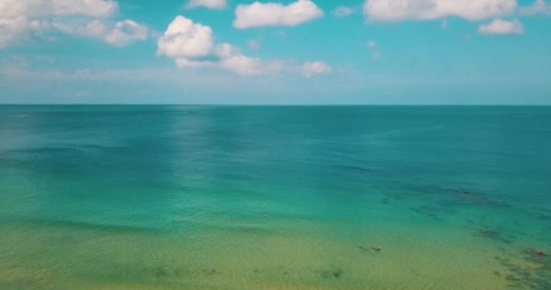 Survolez les arbres tropicaux et la plage de sable au-dessus de la belle lagune d'eau de mer pendant la journée d'été. Concept vacances été et voyage 