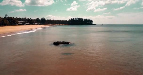 Vista Aérea Del Dron Hermosa Playa Arena Isla Tropical Con — Vídeo de stock