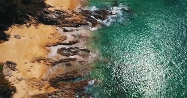 Vista Aérea Drone Incrível Costa Rochosa Verde Ilha Tropical Mar — Vídeo de Stock