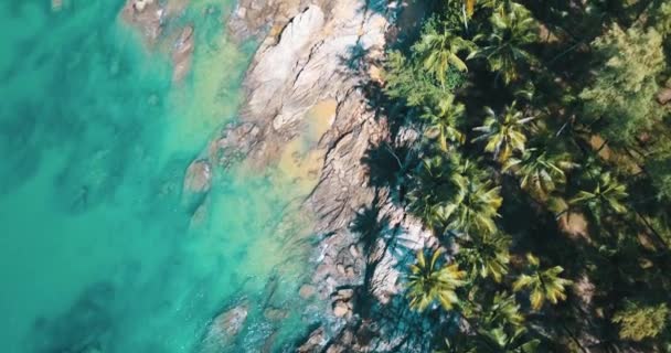 Luchtfoto Drone Uitzicht Prachtige Rotsachtige Groene Kust Het Tropische Eiland — Stockvideo