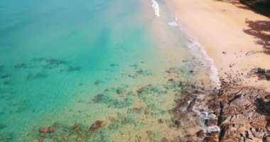 Hava dron görünümü güzel kumlu Beach lagün deniz suyu ile tropikal adada. Yaz ve seyahat tatil kavramı