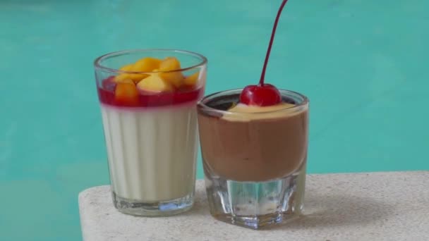 Närbild Läckra Desserter Nära Poolen Sommar Resa Promotion Morgon Frukost — Stockvideo