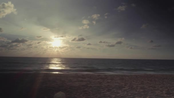 Vakker Tropisk Strand Havlandskap Ved Solnedgang – stockvideo