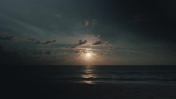 Όμορφη Τροπική Παραλία Και Θαλάσσιο Τοπίο Στην Ώρα Του Ηλιοβασιλέματος — Αρχείο Βίντεο