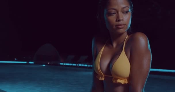 Hermosa Mujer Bikini Amarillo Posando Piscina Aire Libre Durante Noche — Vídeo de stock