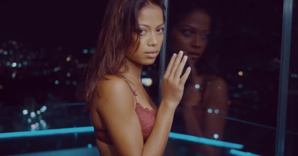 Vacker Kvinna Rött Underkläder Tittar Kameran När Står Nära Glasdörr — Stockvideo