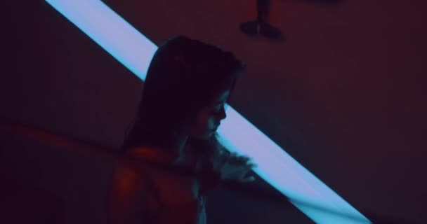 官能的な美しい女性夜 スローモーションのビデオで彼女の豪華なアパートで赤いレースのランジェリーを着て — ストック動画