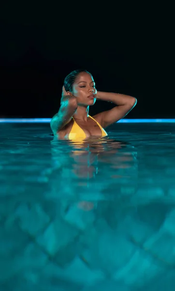 Sarı Bikinili Güzel Kadın Gece Açık Yüzme Havuzunda Dinlendiriyor — Stok fotoğraf