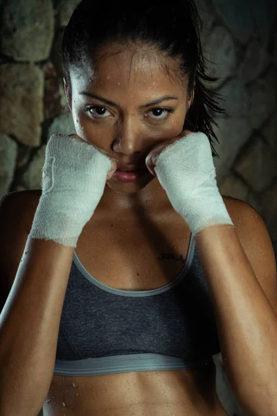 Sexy Morena Fitness Mulher Molhada Ginásio Retrato Mulher Atraente Sportswear — Fotografia de Stock