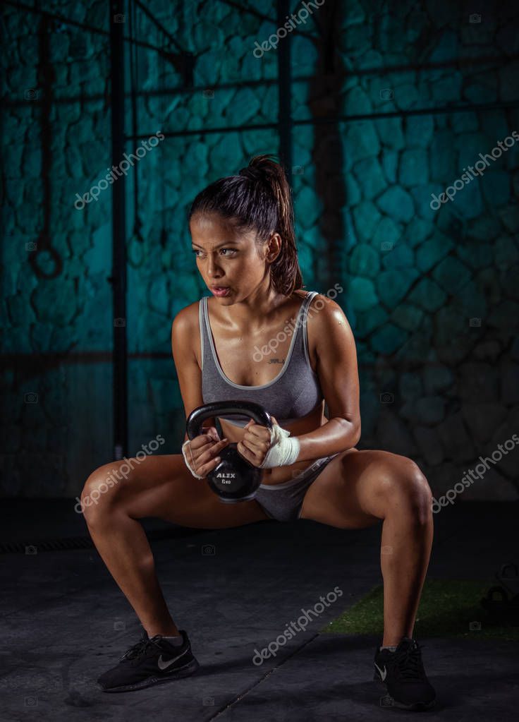 Goblet Sentadilla Romana Con Mancuerna Mujer Atractiva Joven