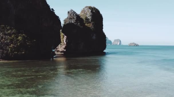 Gyönyörű Légi Drone Felvételeket Repül Mészkő Sziklák Közelében Railay Beach — Stock videók