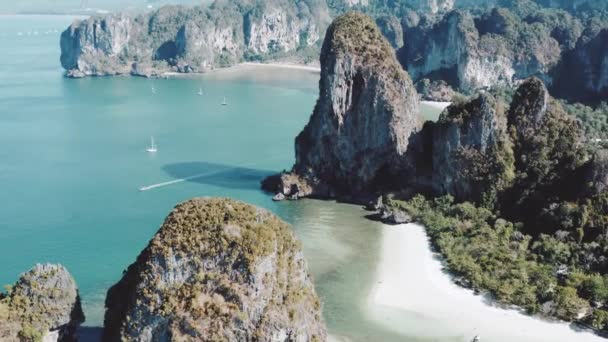 タイのライレイビーチ近くの石灰岩の崖の上を飛ぶ美しい空中ドローン映像 — ストック動画