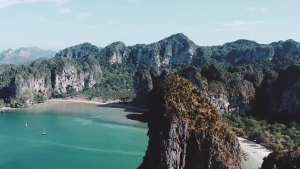 タイのライレイビーチ近くの石灰岩の崖の上を飛ぶ美しい空中ドローン映像 — ストック動画