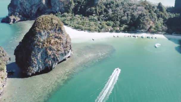 Tayland Güzel Railay Beach Yakınlarındaki Tekne Güzel Havadan Drone Görüntüleri — Stok video