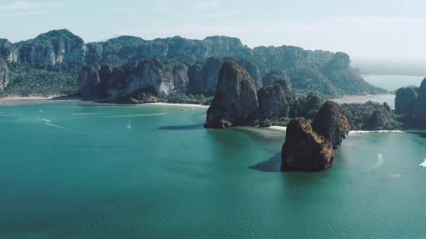 Tayland Railay Plajı Yakınlarındaki Kireçtaşı Kayalıkların Üzerinde Uçan Güzel Hava — Stok video