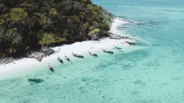 空中无人机视图美丽的热带竹岛白色海滩与船只在泰国 — 图库视频影像