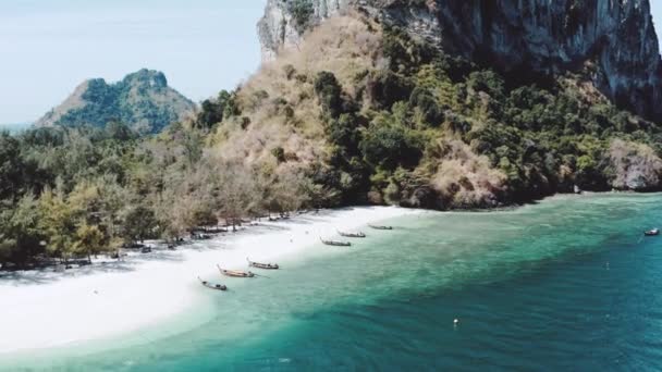 タイの伝統的なロングテールボートと美しい熱帯ポダ島のビーチの空中ドローンビュー — ストック動画