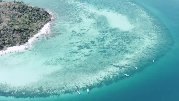 タイのボートと美しい熱帯竹島白いビーチの空中ドローンビュー — ストック動画