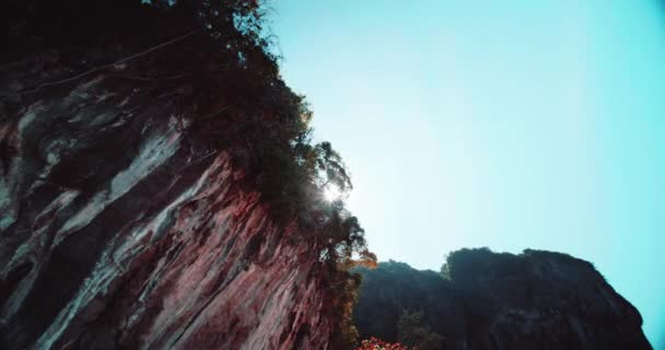 Hermosa Piedra Caliza Sobre Fondo Azul Cielo Verano Vista Inferior — Vídeo de stock