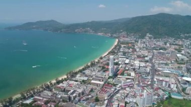 Phuket, Tayland güneşli bir gün boyunca Patong City, plaj ve koy havadan drone görünümü