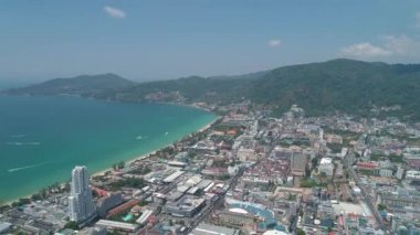 Phuket, Tayland güneşli bir gün boyunca Patong City, plaj ve koy havadan drone görünümü