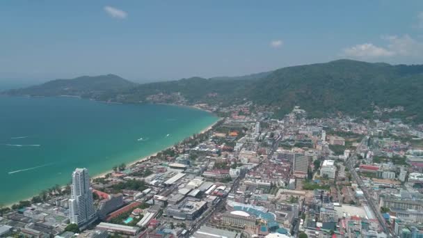 Luchtfoto Drone Uitzicht Patong City Het Strand Baai Tijdens Zonnige — Stockvideo