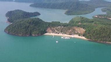 Tayland Koh Yao Noi yakın yelken uzun kuyruk tekne turistlerin havadan drone görünümü